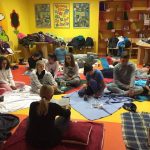 LEKTIRA IZ SNOVA : SA OVOM UČITELJICOM UČENICI U PIDŽAMAMA ČITAJU KNJIGE, NARUČUJU PIZZE I ORGANIZUJU SUĐENJE KNJIŽEVNIM LIKOVIMA
